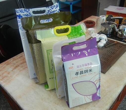 Thiết kế của túi gạo nên tập trung vào các khái niệm thương hiệu và màu sắc v...